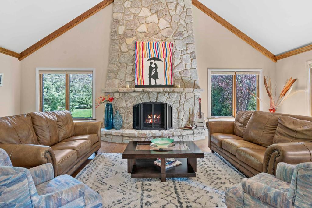 Χώρος καθιστικού στο The Executive Residence Upscale 5 Bed 4 Bath 1 Acre 5400 sq ft Lake Community