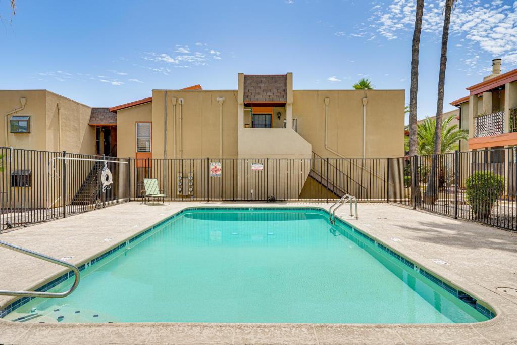 Kolam renang di atau dekat dengan 3 Mi to Tucson Medical Center Studio Apt with Patio