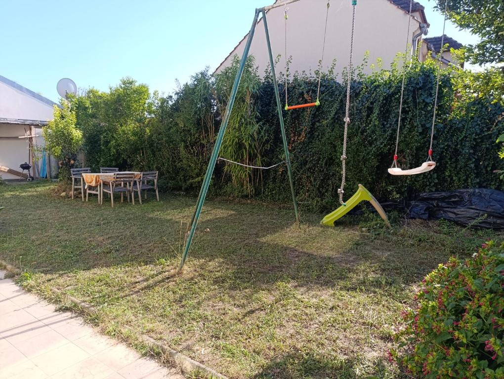 ブゾンにあるVilla Seineのテーブルと椅子のある庭のブランコセット