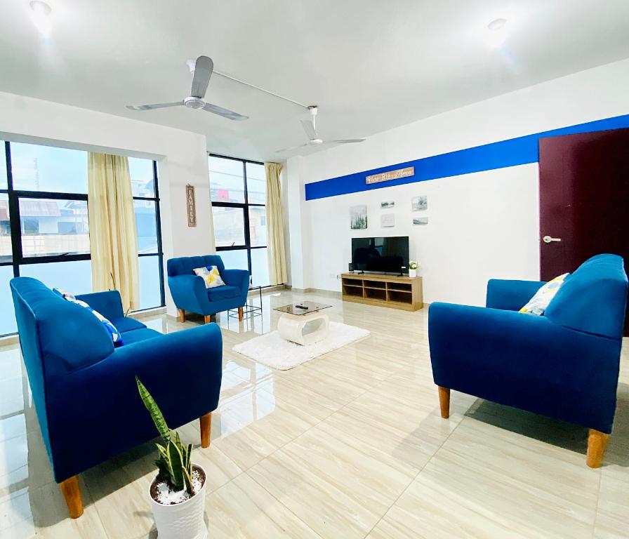 a living room with blue chairs and a tv at Departamento Céntrico de Estreno en Pucallpa in Pucallpa
