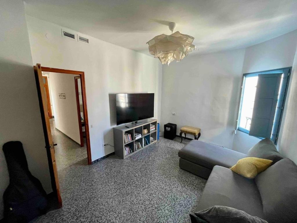 Μια τηλεόραση ή/και κέντρο ψυχαγωγίας στο Townhouse 15 minutes from the sea