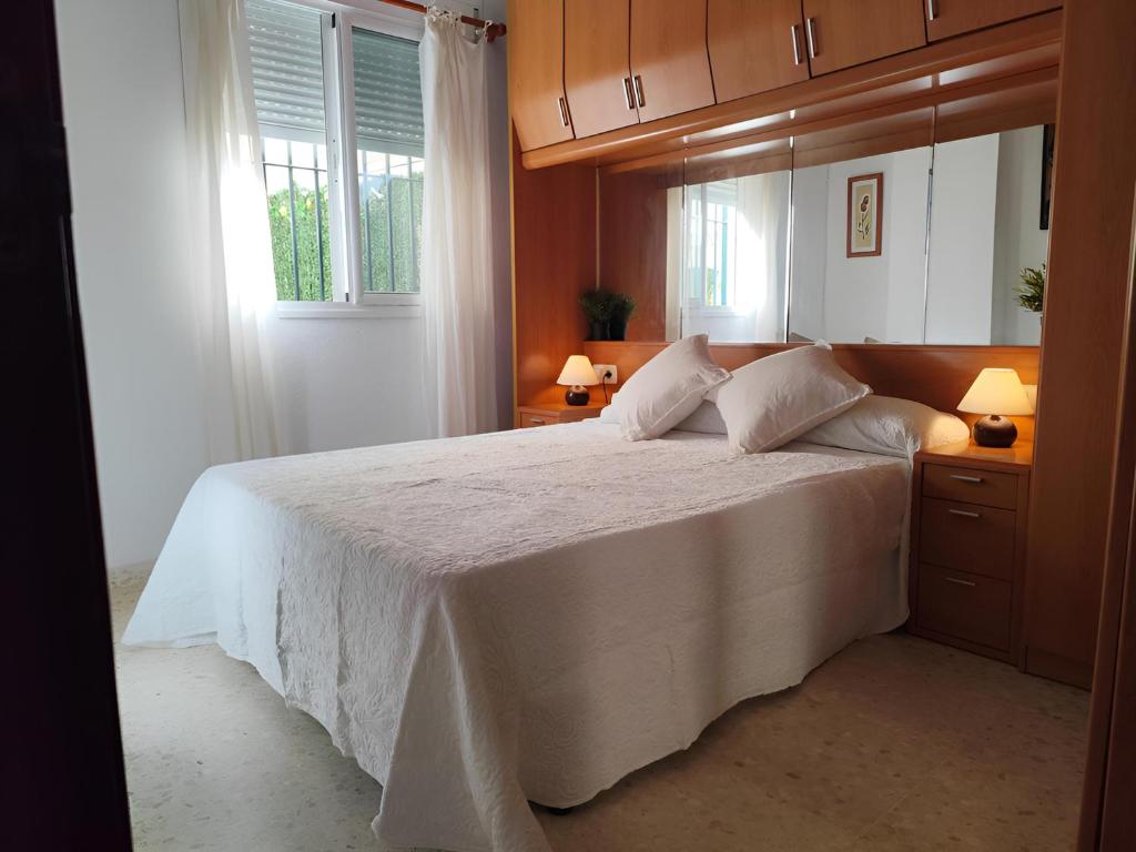 Giường trong phòng chung tại Apartamento El Patio de Alborán