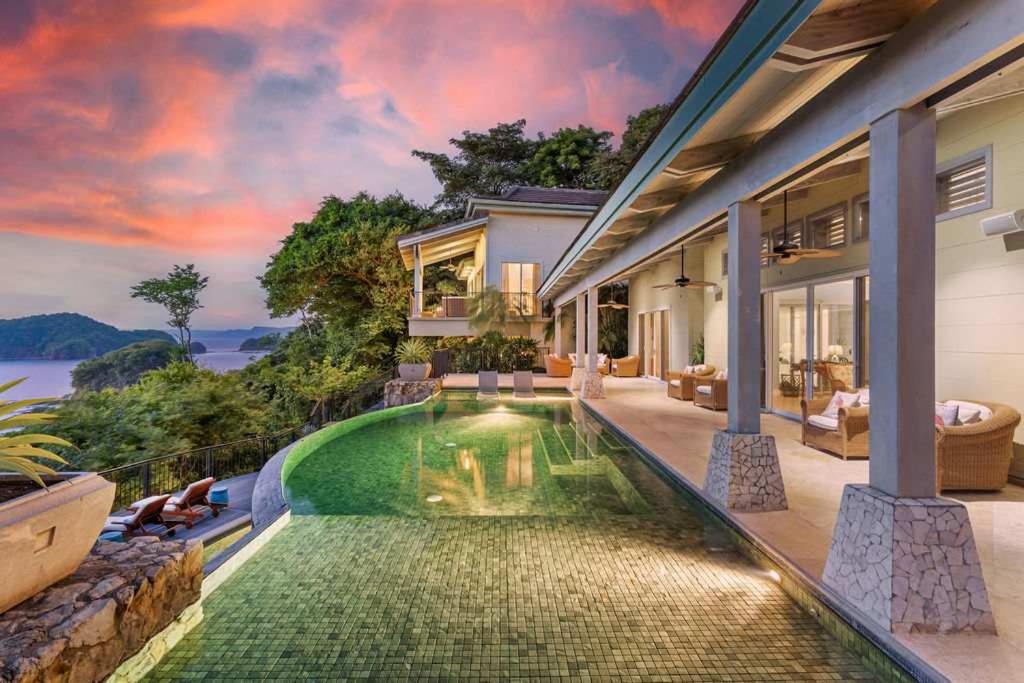 una casa con piscina delante de una casa en Papagayo Villa w Ocean Views and 2 Private Pools, en Nacascolo