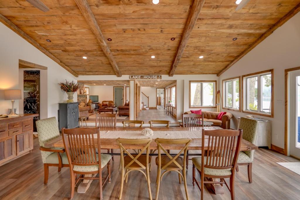 una sala da pranzo con un grande tavolo e sedie di Ski, Skate and Explore Ultimate Winter Getaway! ad Averill Park