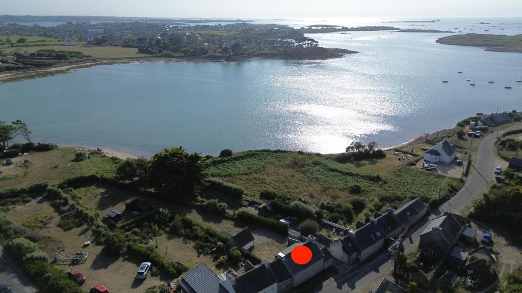 eine Luftansicht eines großen Wasserkörpers in der Unterkunft Kelerdutbay fr, accès direct à la mer in Plouguerneau