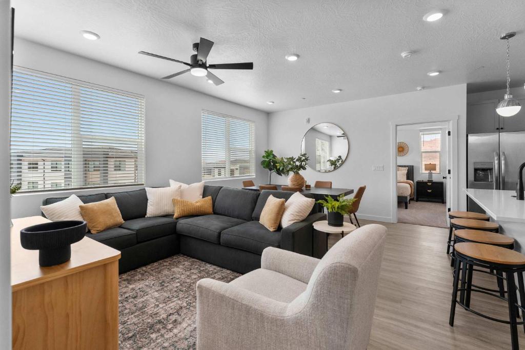 ein Wohnzimmer mit Sofa und Tisch in der Unterkunft Terra Vista - Brand new in Hurricane