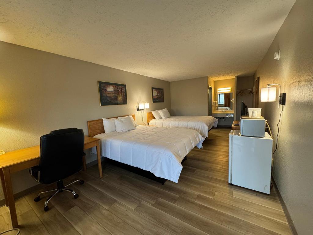 Days Inn by Wyndham Farmer City - Queen Room With Two Queen Beds - Non-Smoking