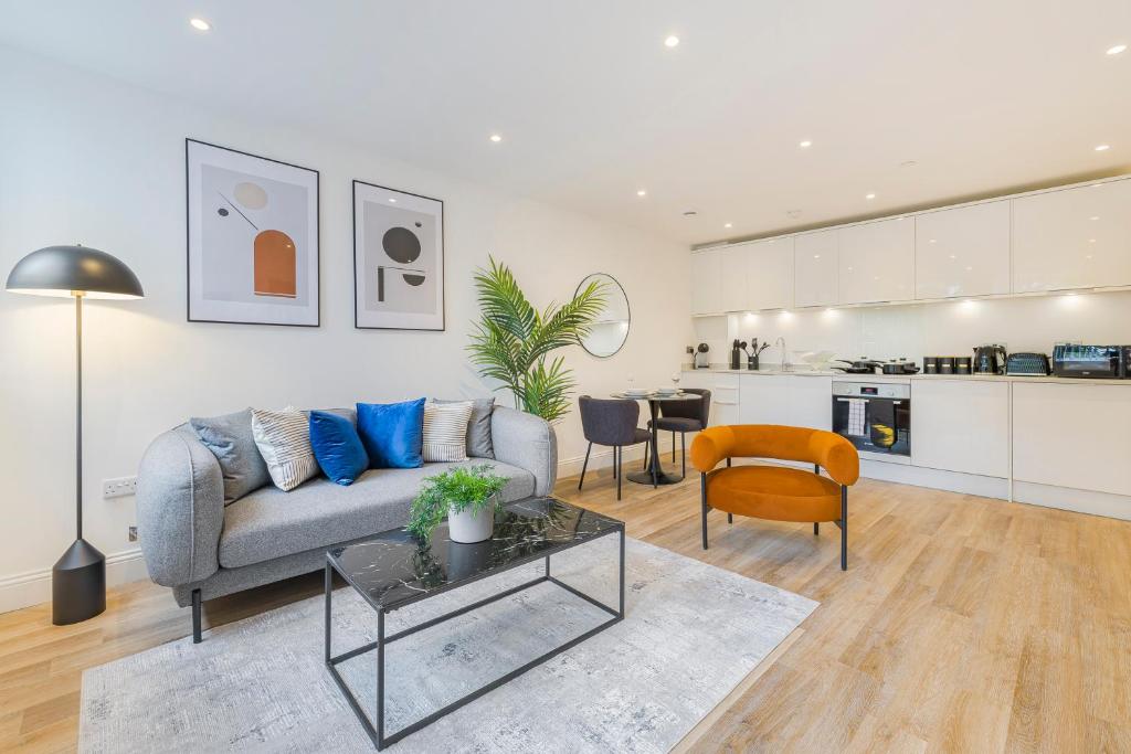 un soggiorno con un divano e un tavolo di Central Gravesend 1BR Kitchen WiFi Sleeps 2 a Gravesend