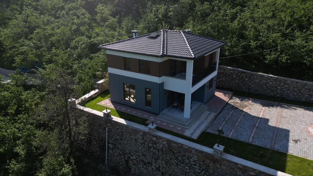 Το κτήριο όπου στεγάζεται  η βίλα