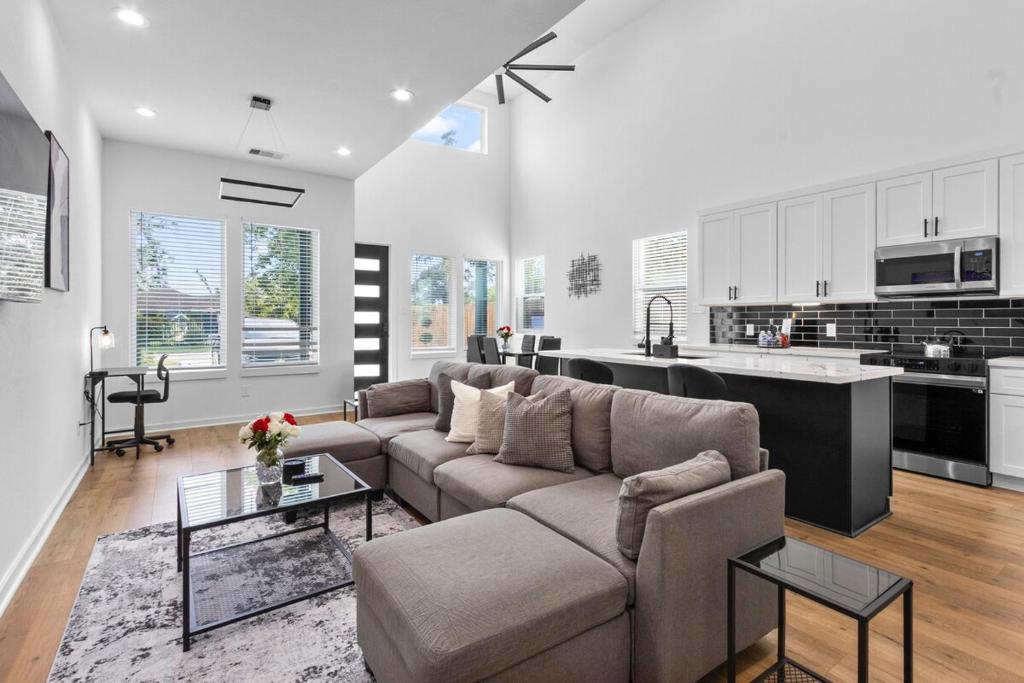 Dapur atau dapur kecil di Luxury Designer 3BDR Getaway l Near Downtown Houston