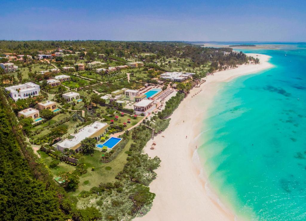 eine Luftansicht eines Resorts am Strand in der Unterkunft Riu Palace Zanzibar - All Inclusive - Adults Only in Nungwi