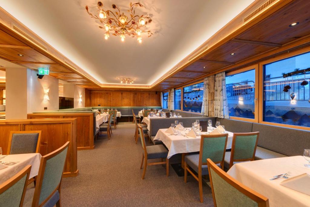 Ein Restaurant oder anderes Speiselokal in der Unterkunft Hotel Jägerhof 