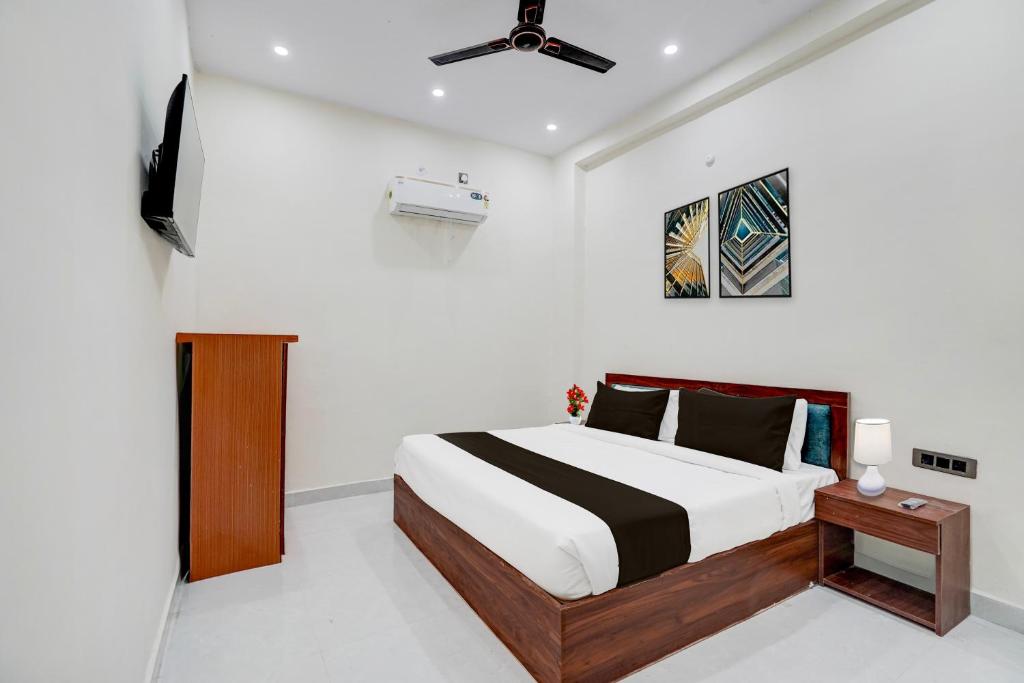 Postel nebo postele na pokoji v ubytování Hotel O Shree Ji Puram Near Prem Mandir
