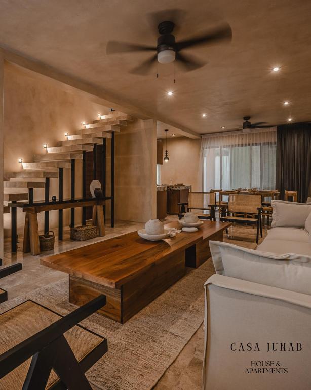 a living room with a couch and a ceiling fan at Casa Junab - Casa-House in El Cuyo