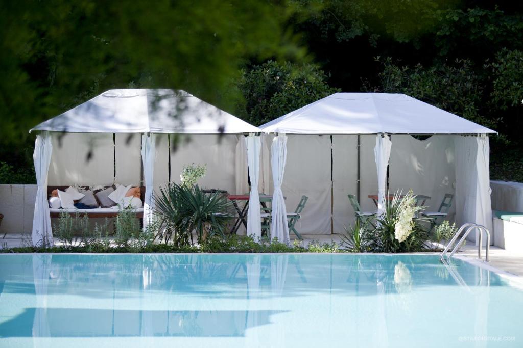 um gazebo branco ao lado de uma piscina em Pragatto Hills by Casino di Pragatto em Crespellano
