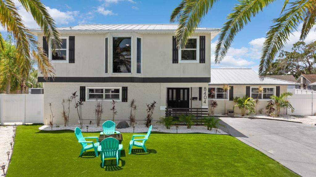a house with chairs and a table in the yard at Doral Beach in Tampa
