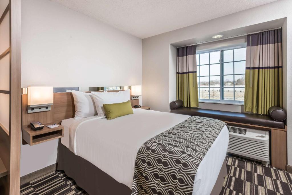 Microtel Inn & Suites by Wyndham Beaver Falls - Queen Suite - Disability Access/ Non Smoking