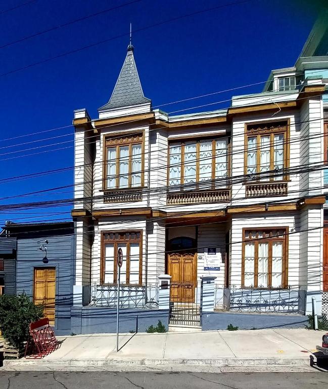 un edificio bianco con una torre su una strada di Loft Waddington a Valparaíso