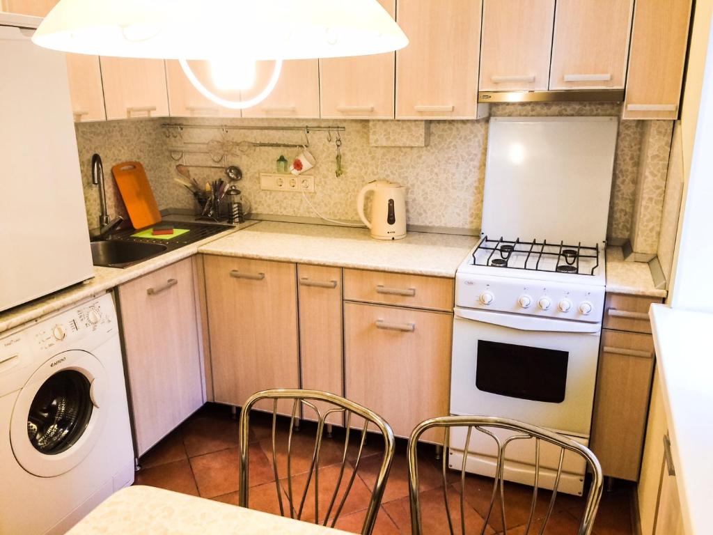 Η κουζίνα ή μικρή κουζίνα στο Apartments on Tihvinskaya