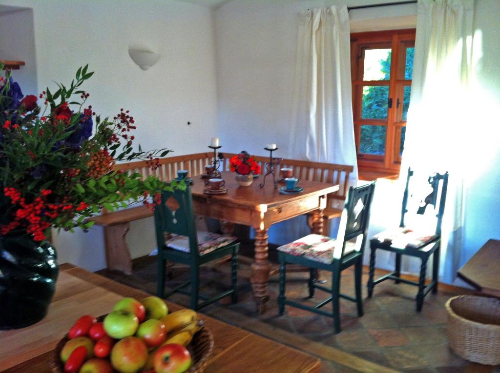 una sala da pranzo con tavolo e sedie in legno di Cottage am Waldrand gelegen a Feldkirchen in Kärnten