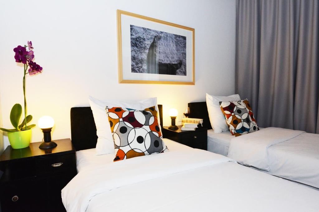 Łóżko lub łóżka w pokoju w obiekcie The Loop Hotel