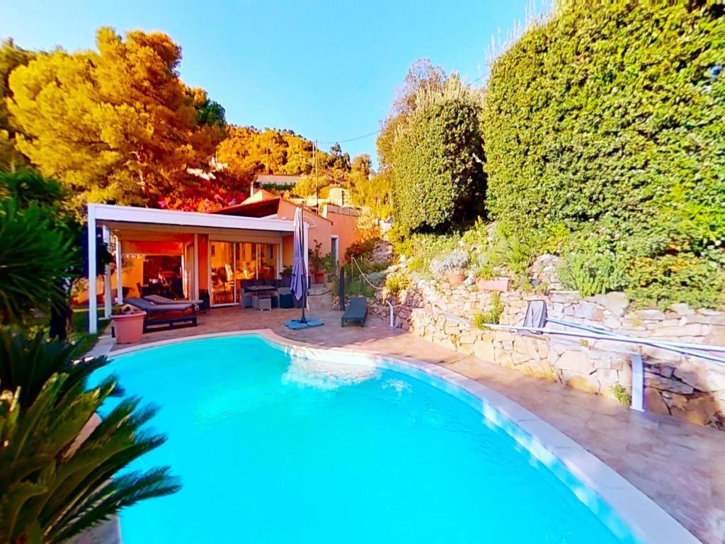 ガイヤックにあるHoliday Home in Carqueiranne by the Seaの家の前のプール