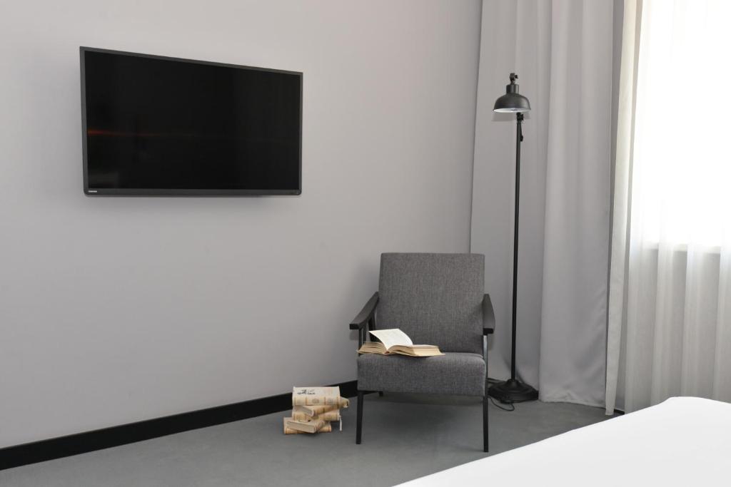 Telewizja i/lub zestaw kina domowego w obiekcie The Loop Hotel