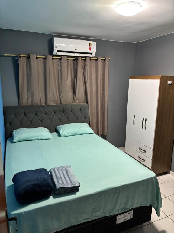 Ένα ή περισσότερα κρεβάτια σε δωμάτιο στο Apartamento completo Corumbá