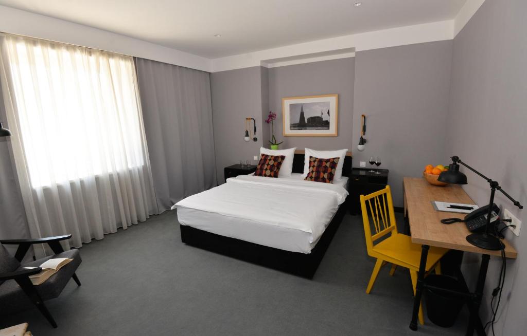 Łóżko lub łóżka w pokoju w obiekcie The Loop Hotel