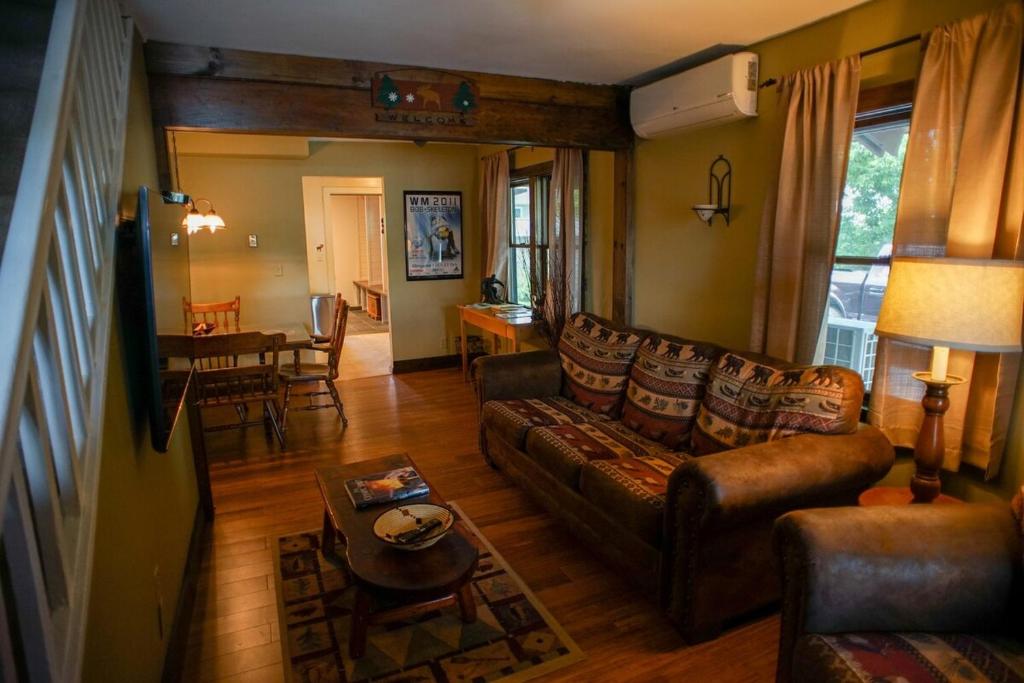 una sala de estar con un sofá y una mesa en Placid Moose Loj N, en Lake Placid