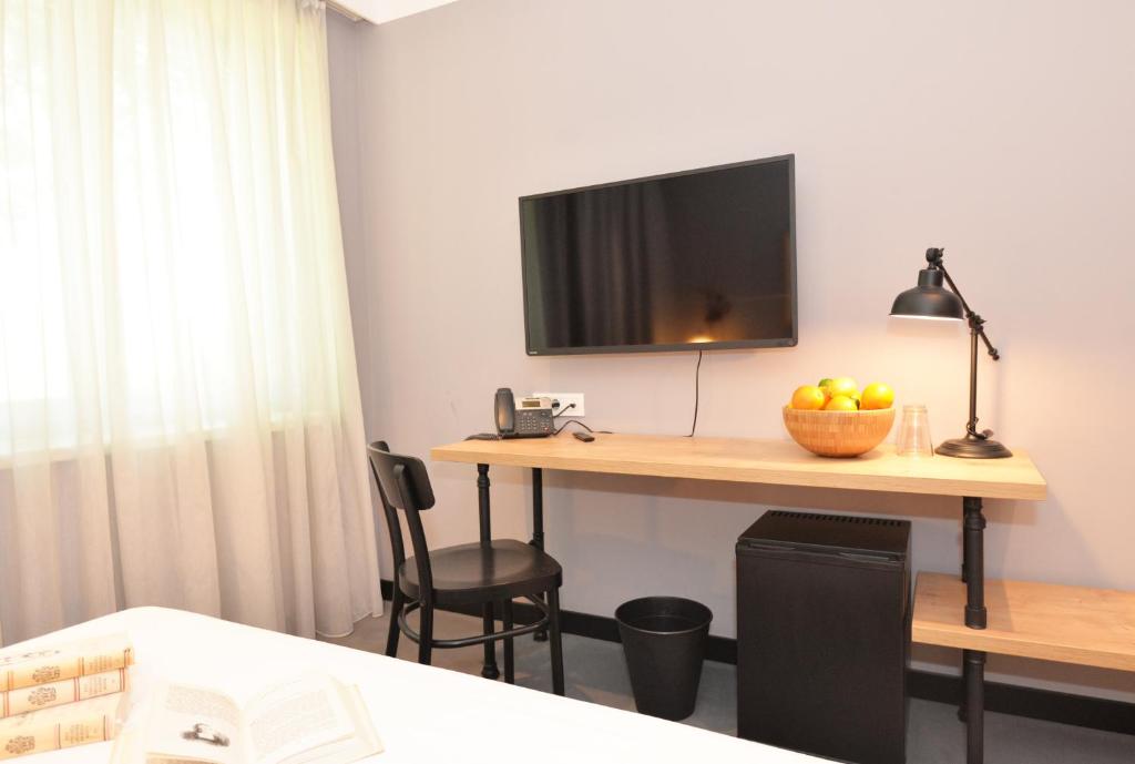 Telewizja i/lub zestaw kina domowego w obiekcie The Loop Hotel