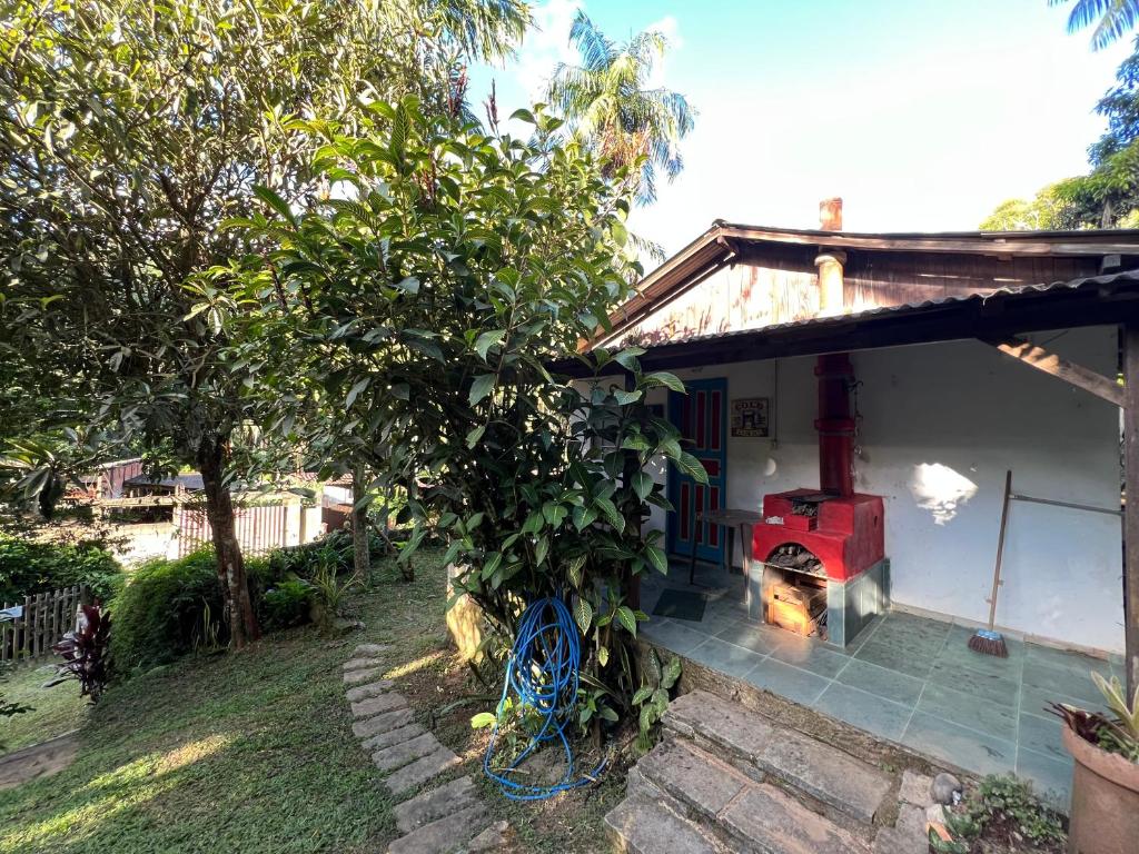 a house with a red fire engine on the porch at Cantinho Philot in Nova Friburgo