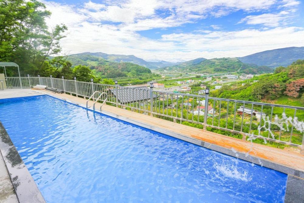 Nespecifikovaný výhled na hory nebo výhled na hory při pohledu z vily