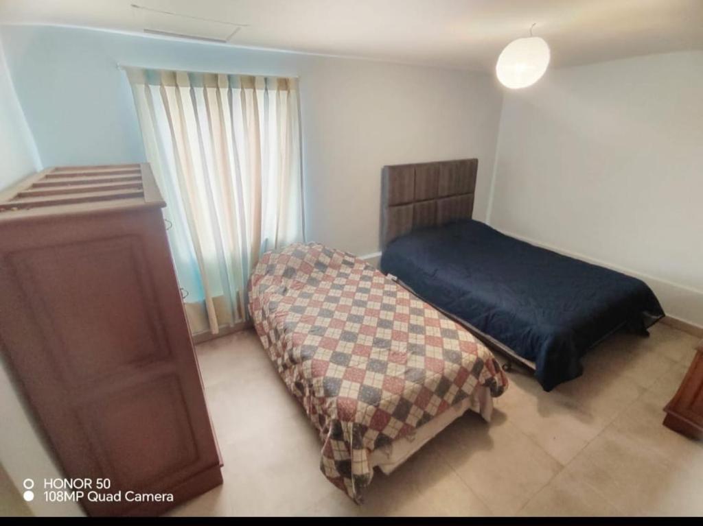 sypialnia z łóżkiem i komodą w obiekcie Casa independiente w mieście Cochabamba
