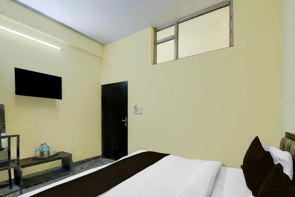 a bedroom with a white bed and a window at Super Collection O Sunder Nagar Golvyas Formerly Hotel Vanshil in Jaipur