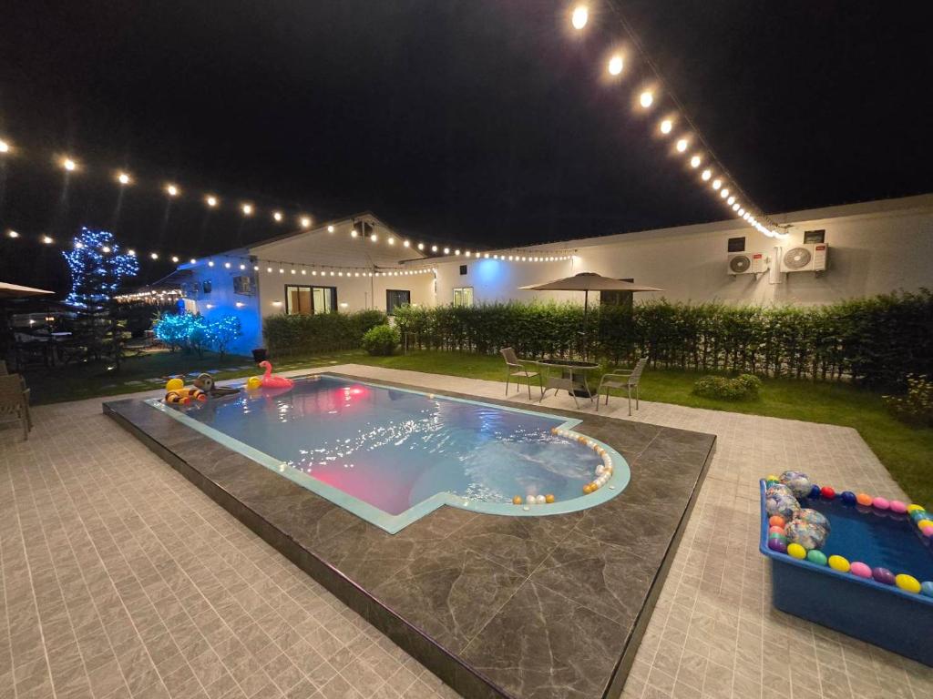 einen Hinterhof mit Pool in der Nacht in der Unterkunft Chababarn Resort & Pool villa in Ban Nong Bua Noi