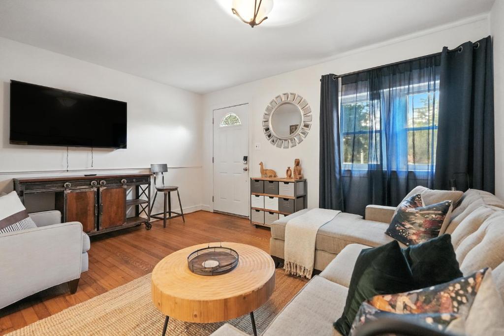 アーリントンにあるHouse in Arlington 5 Min to DCのソファとテーブルのあるリビングルーム