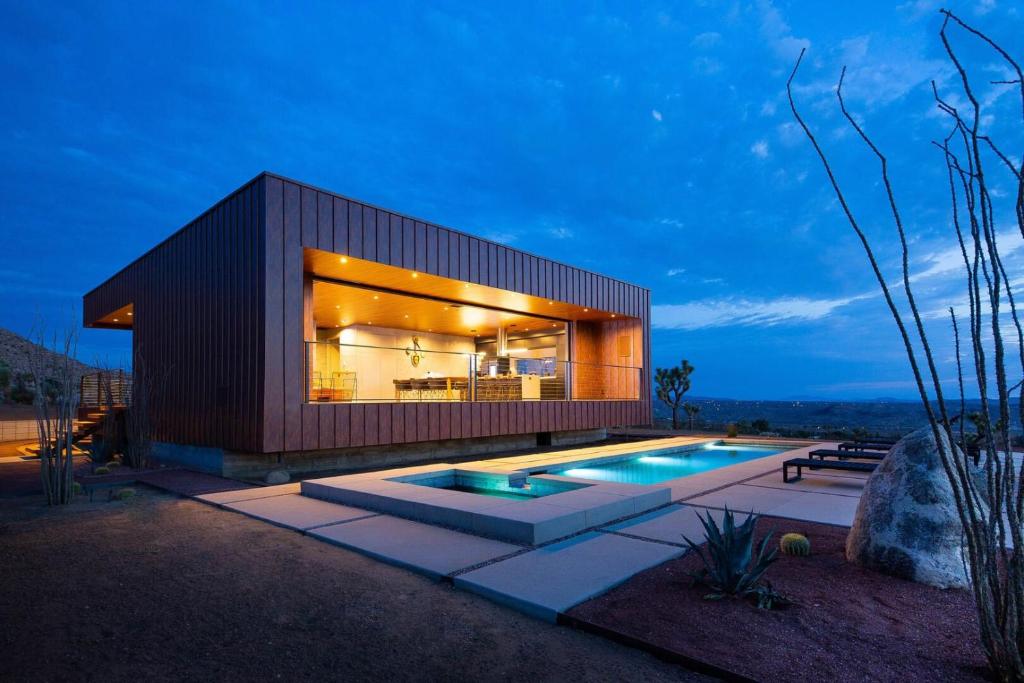 una casa con piscina delante en The Box by Fieldtrip - Architectural Villa w Pool Spa, en Joshua Tree