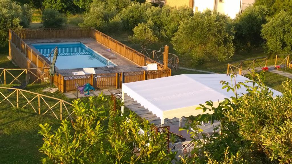 una vista aérea de una piscina en un patio en Agriturismo La Casa della Lavanda - Il Rustico, en Marina di Montemarciano