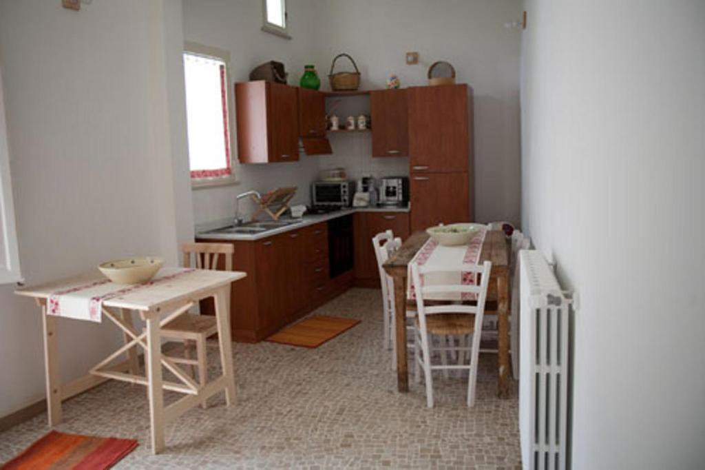 een keuken met een tafel en stoelen in een kamer bij B&B Casa Probo in Tricase