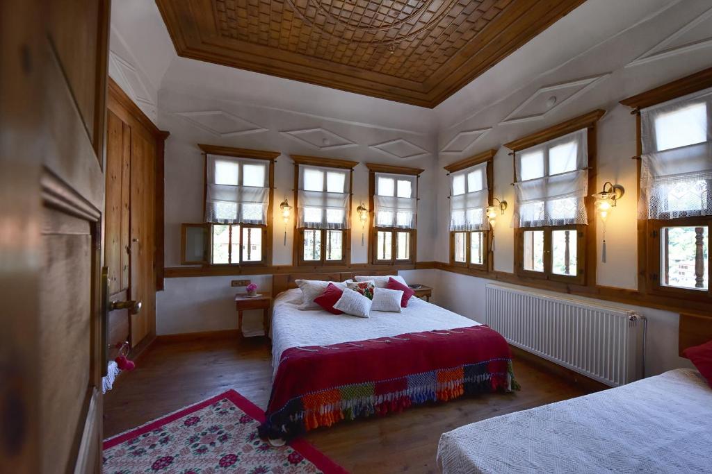 Postel nebo postele na pokoji v ubytování Dadibra Konak Hotel