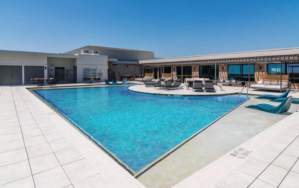 ein großer Pool mit blauem Wasser in einem Gebäude in der Unterkunft Zen Clone Lab in Frisco