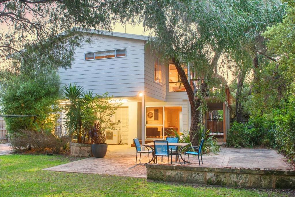 Κήπος έξω από το Casa Lagoona - A Lush Family Haven by the Beach
