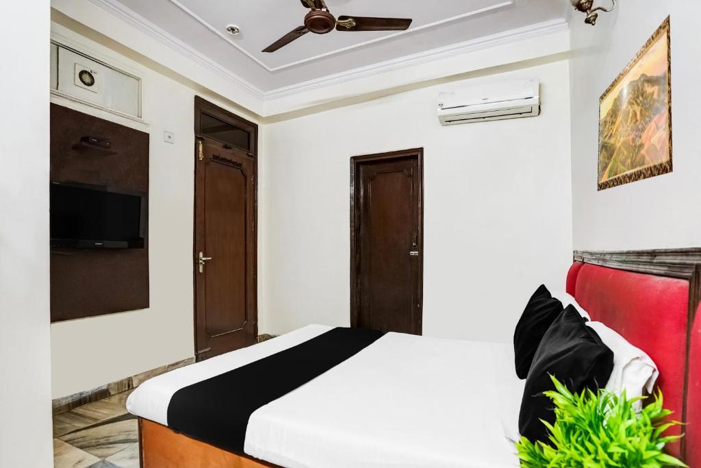 une chambre avec un lit et un ventilateur de plafond dans l'établissement Super Hotel O Paharganj Near Railway Station Formerly Chand Palace, à New Delhi
