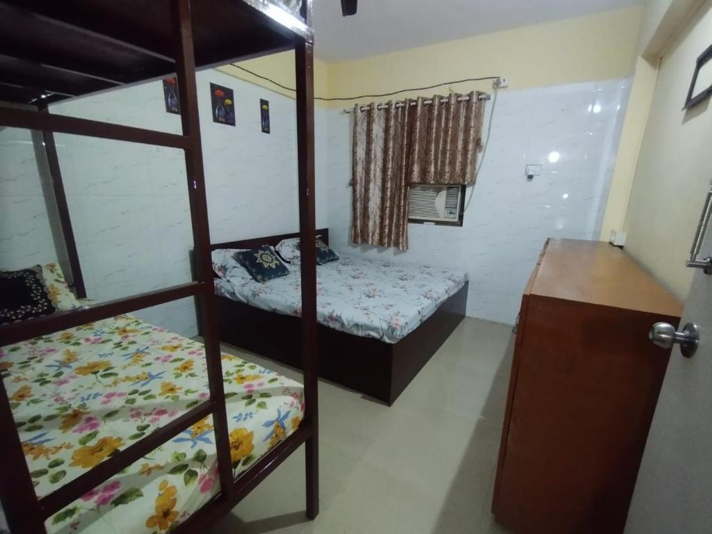 AC Bed And Breakfast At Pushpanjali Phase 2 ,Ovale ,Ghodbunder Road Thane West في ثين: غرفة نوم مع سريرين بطابقين ومكتب