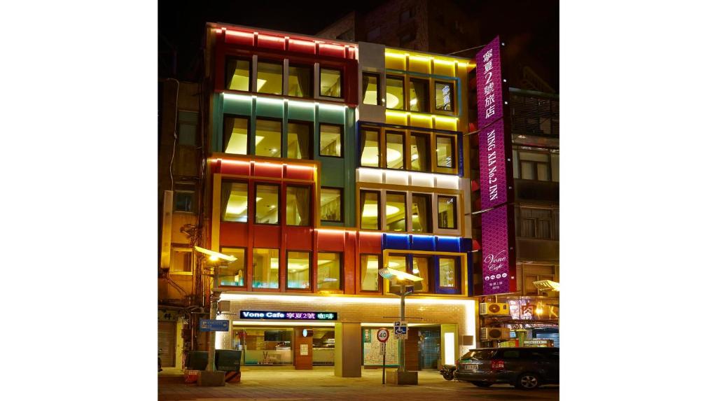 台北的住宿－V-one - 寧夏2號旅店，城市街道上晚上的一座明亮建筑