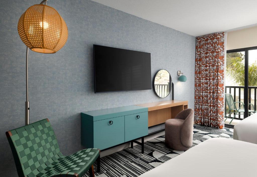 Holiday Inn Express Hotel & Suites Solana Beach-Del Mar by IHG - Double Room - Disability Access - Accessible Tub