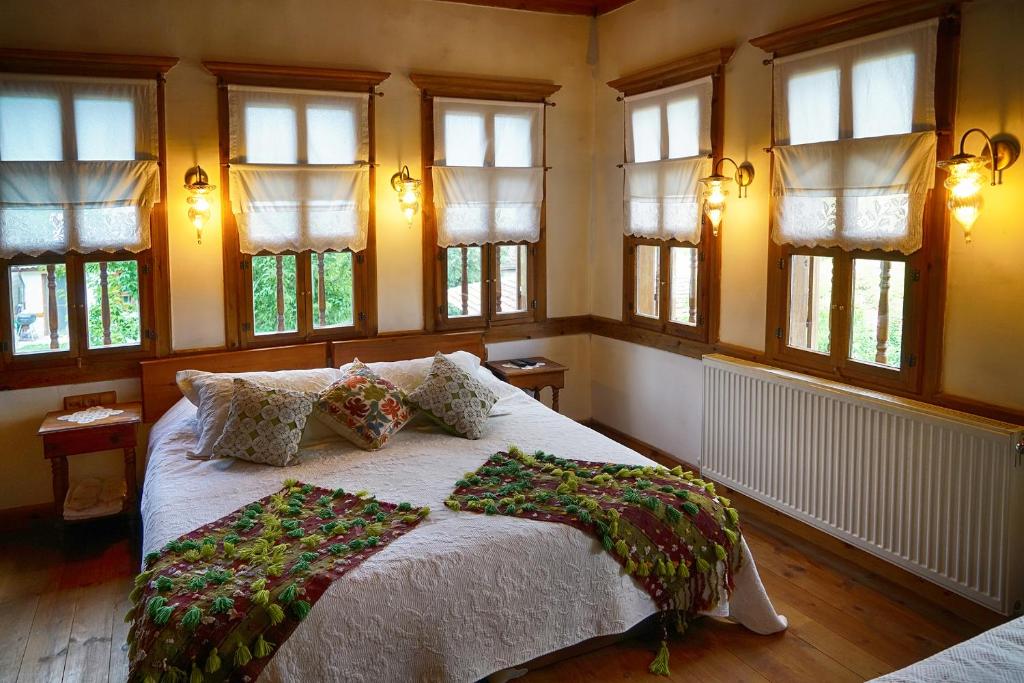Postel nebo postele na pokoji v ubytování Dadibra Konak Hotel