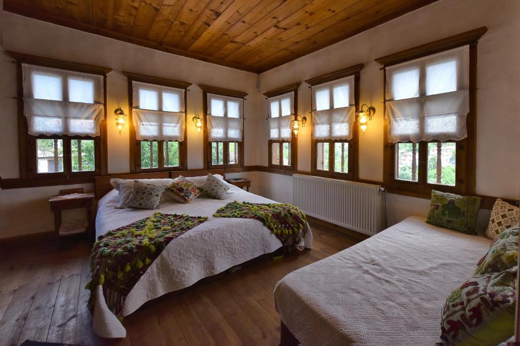 Postel nebo postele na pokoji v ubytování Dadibra Konak Hotel