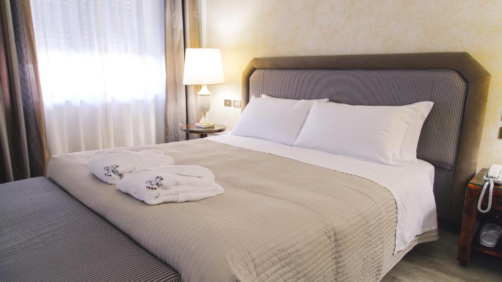Postel nebo postele na pokoji v ubytování Grand Hotel Excelsior